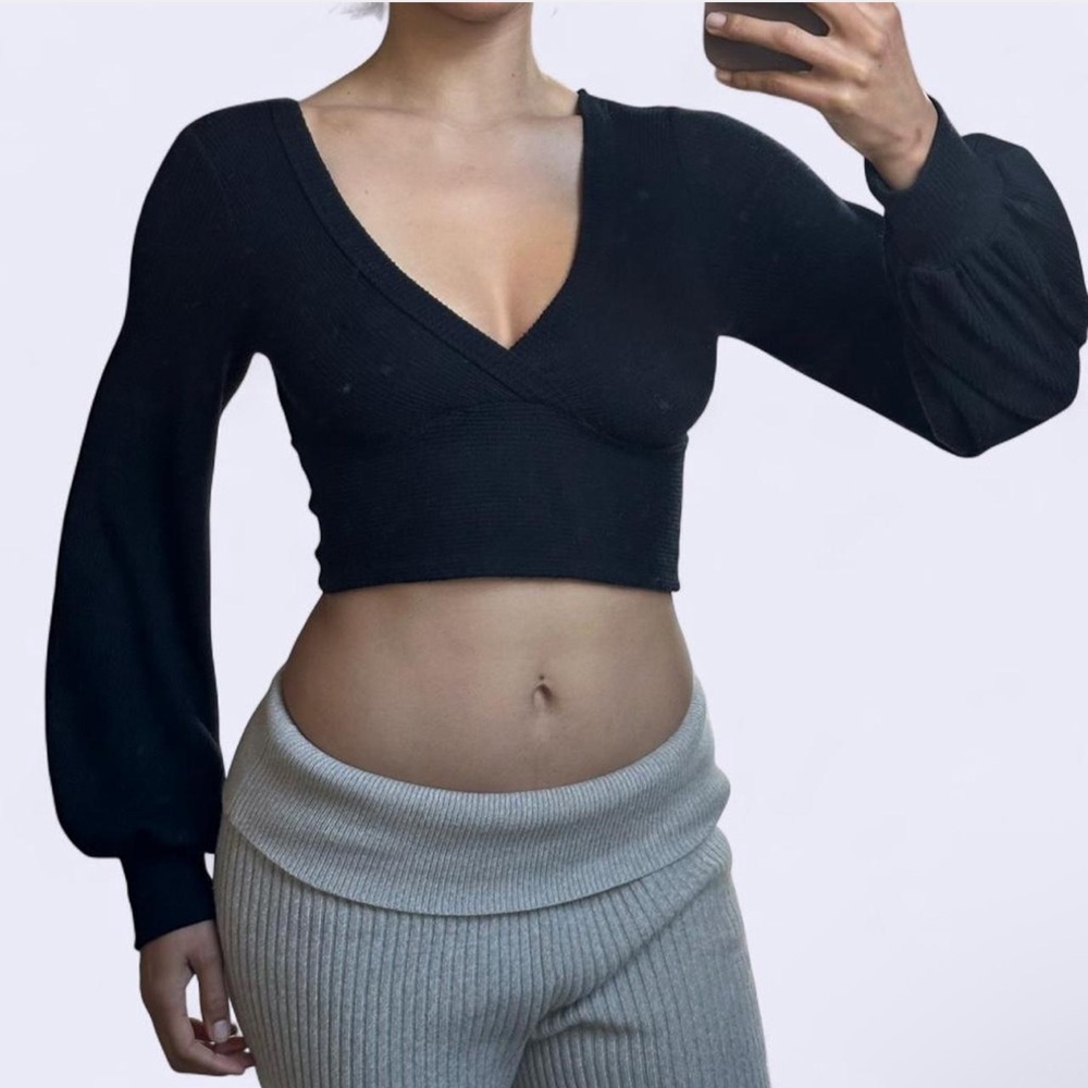 Urban Outfitters Black V-Neck Ribbed Cropped Top with Puff Sleeves